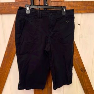 Gloria Vanderbilt black capri shorts- Women’s size 8